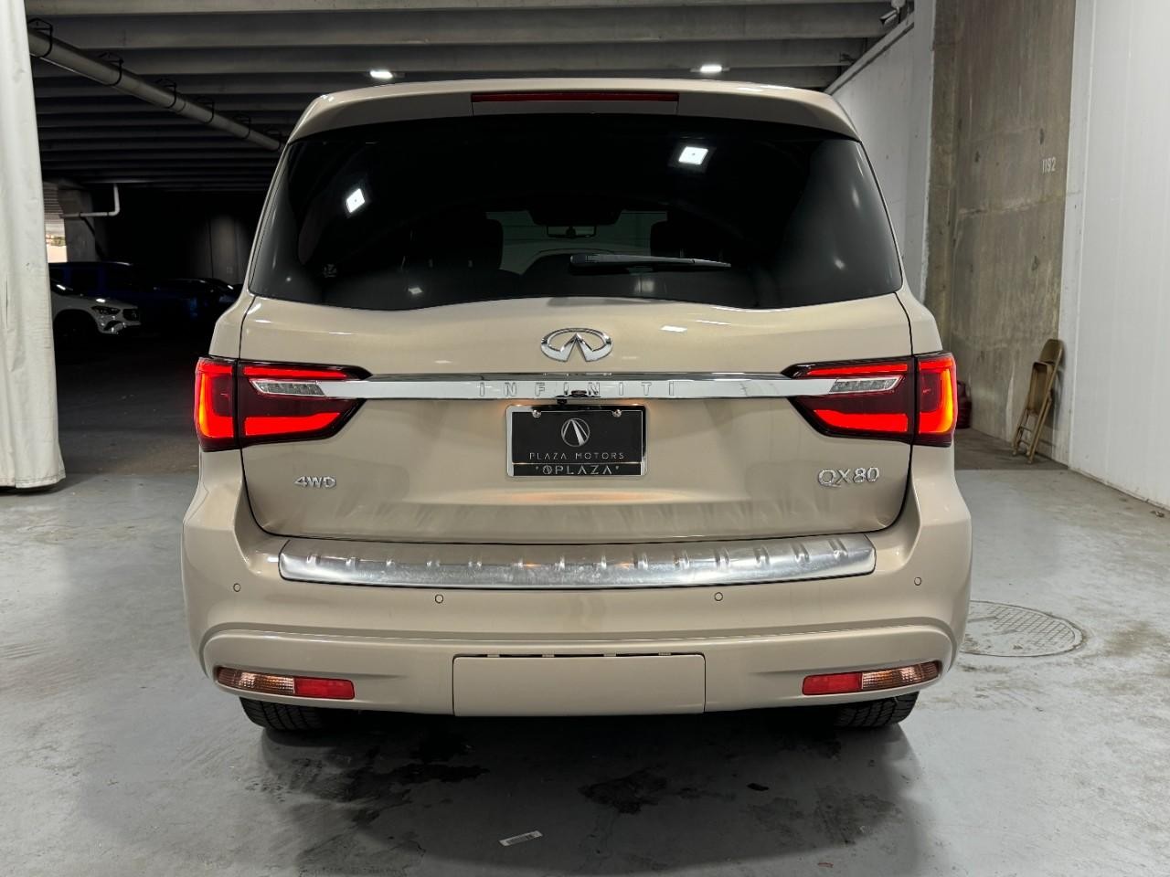 INFINITI QX80 Vehicle Full-screen Gallery Image 10