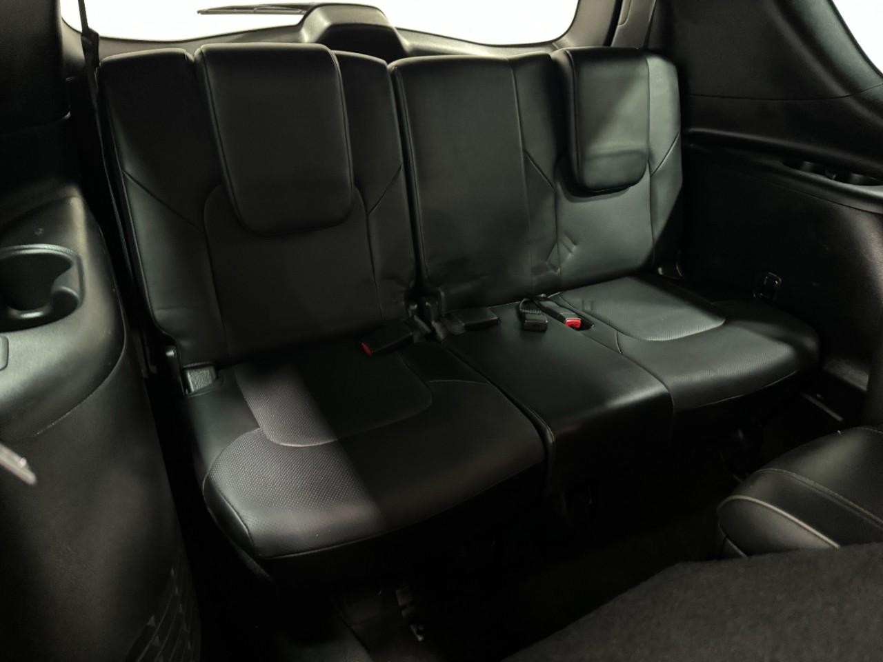 INFINITI QX80 Vehicle Full-screen Gallery Image 11