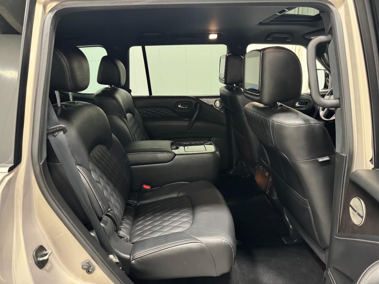 INFINITI QX80 Vehicle Full-screen Gallery Image 12