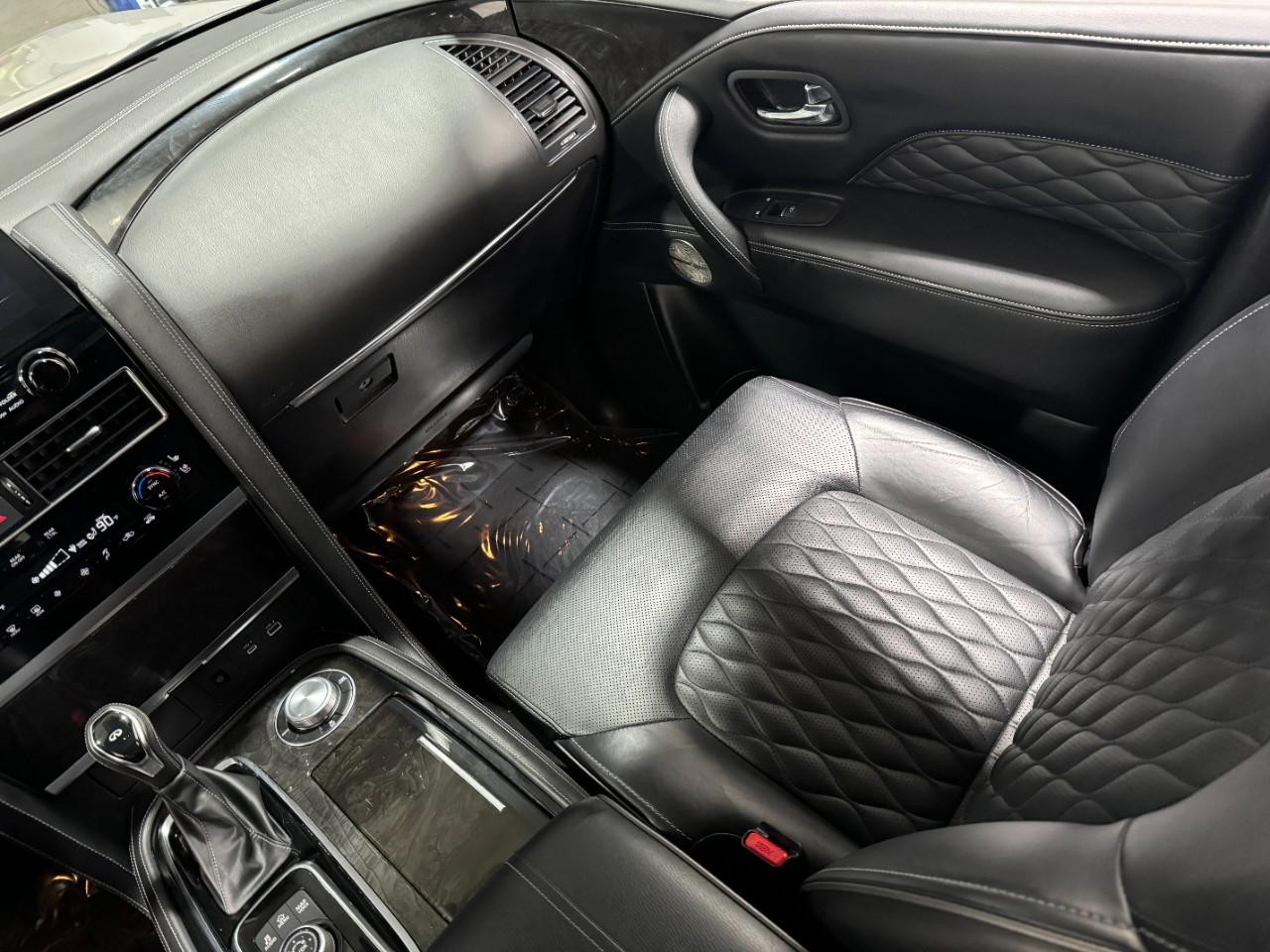 INFINITI QX80 Vehicle Full-screen Gallery Image 21