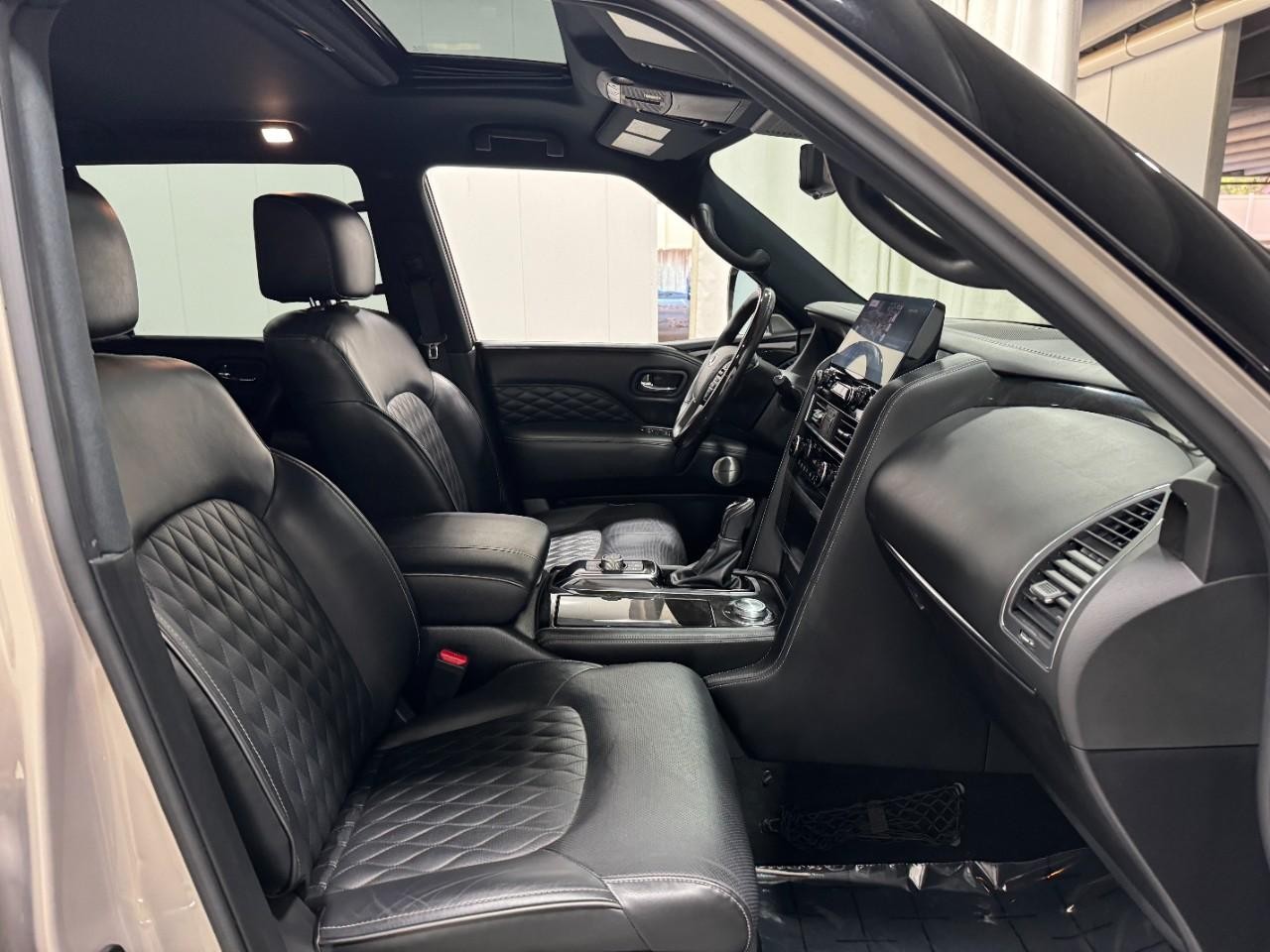 INFINITI QX80 Vehicle Full-screen Gallery Image 22