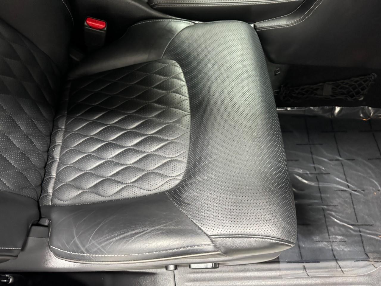 INFINITI QX80 Vehicle Full-screen Gallery Image 23