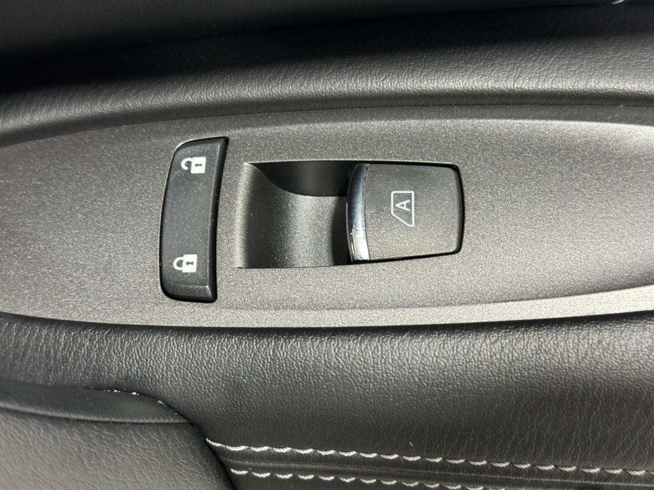 INFINITI QX80 Vehicle Full-screen Gallery Image 25