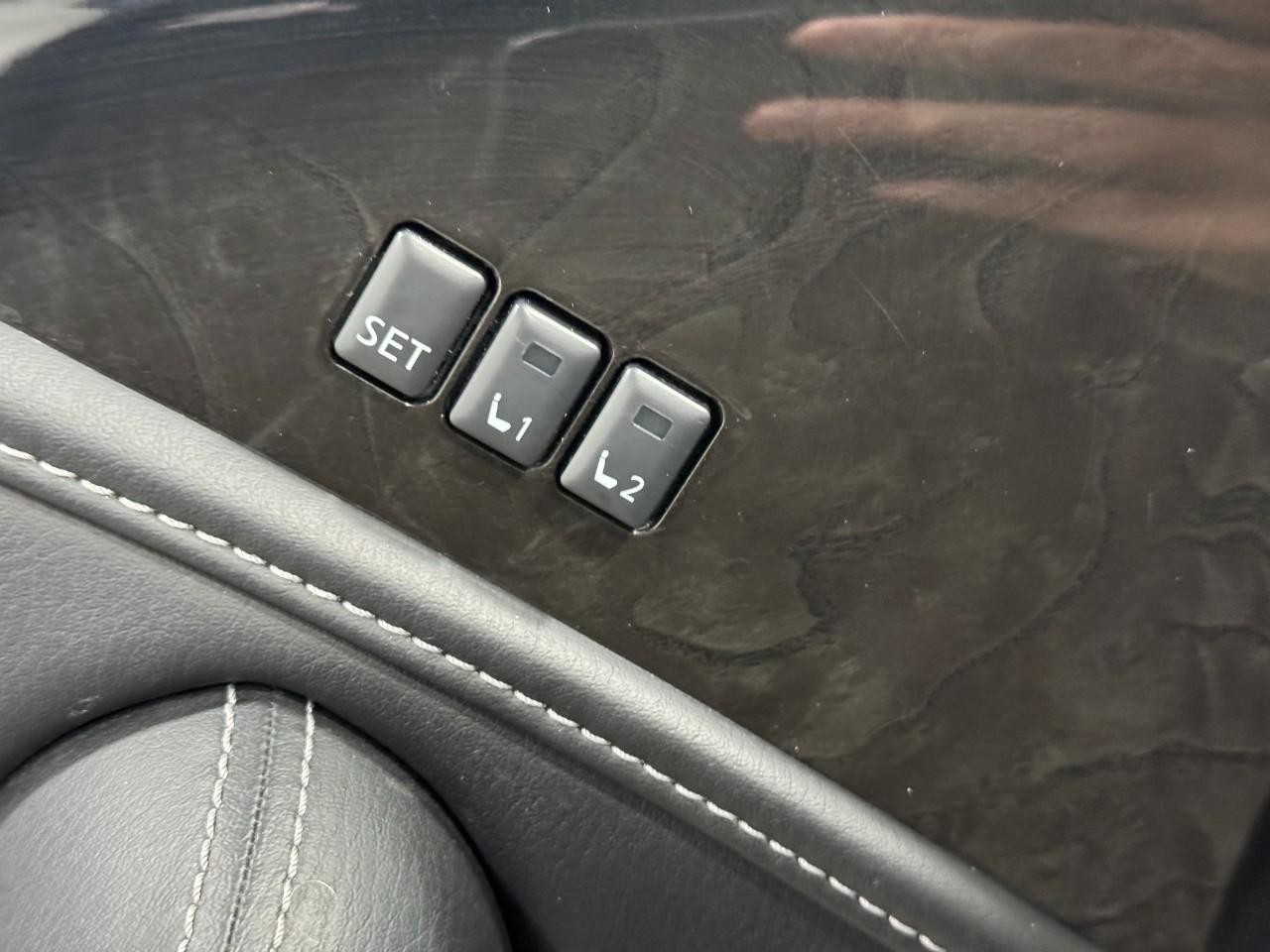 INFINITI QX80 Vehicle Full-screen Gallery Image 26