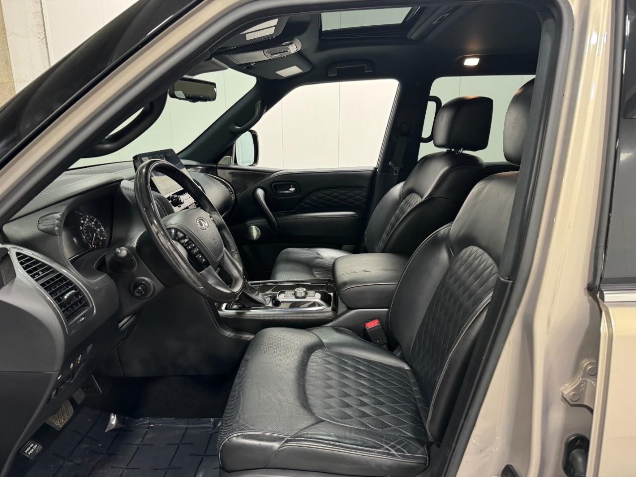 INFINITI QX80 Vehicle Full-screen Gallery Image 29