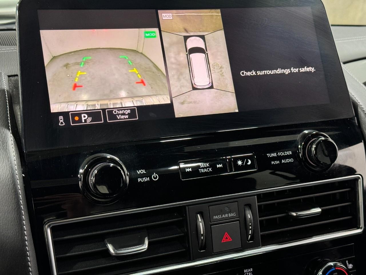 INFINITI QX80 Vehicle Full-screen Gallery Image 36