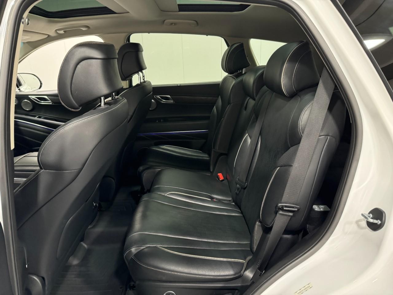 Genesis GV80 Vehicle Full-screen Gallery Image 8