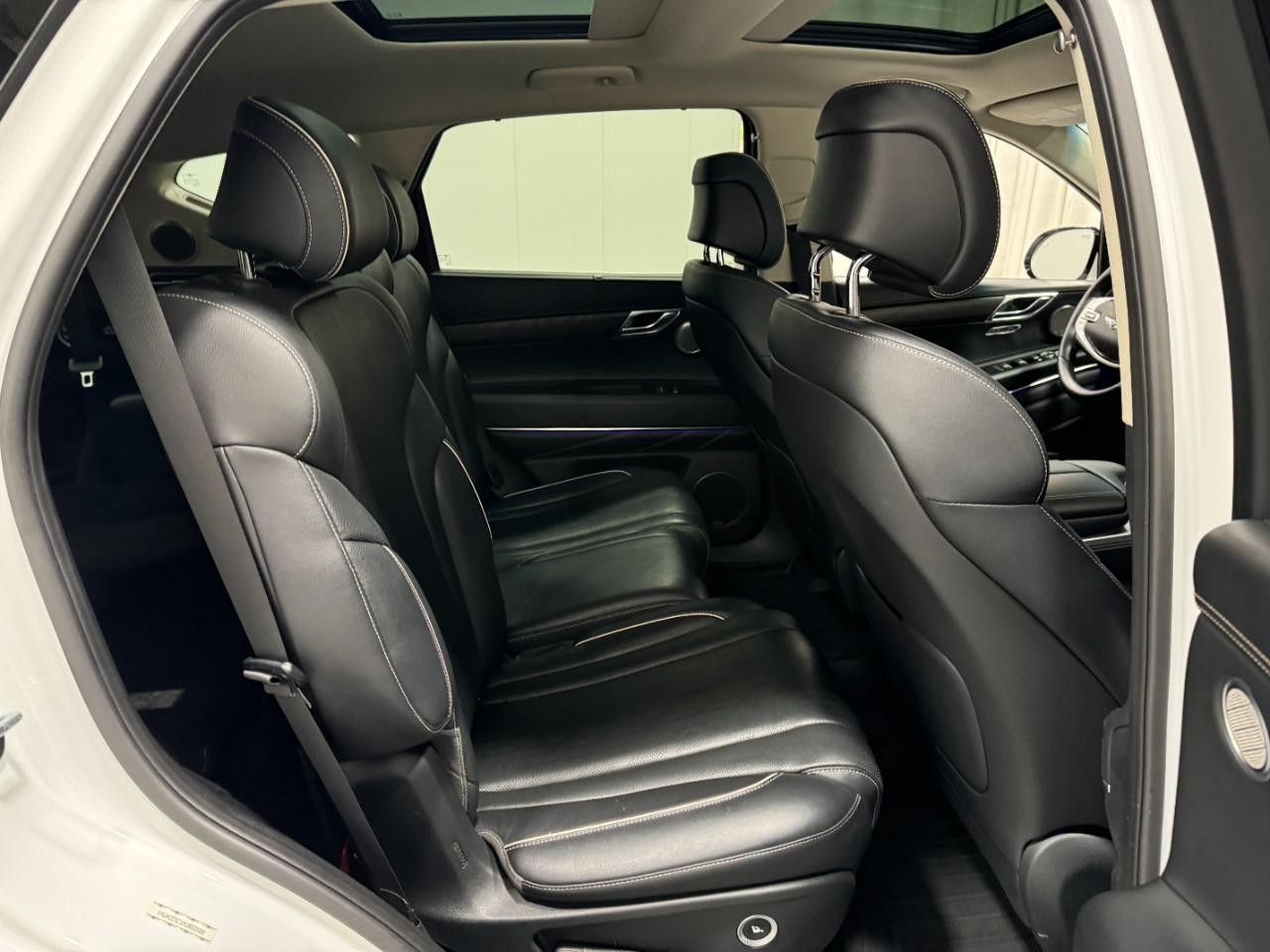 Genesis GV80 Vehicle Full-screen Gallery Image 10