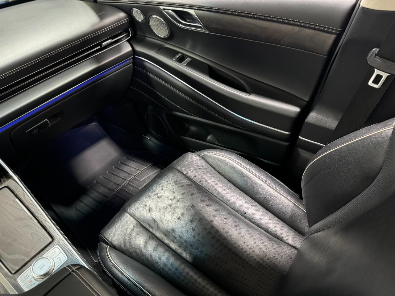 Genesis GV80 Vehicle Full-screen Gallery Image 18