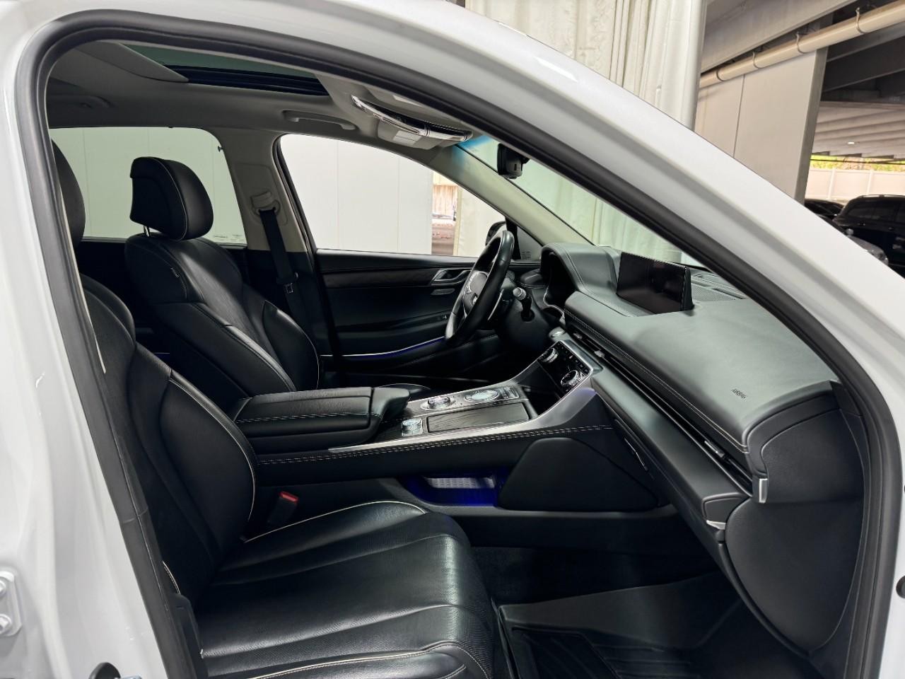 Genesis GV80 Vehicle Full-screen Gallery Image 19