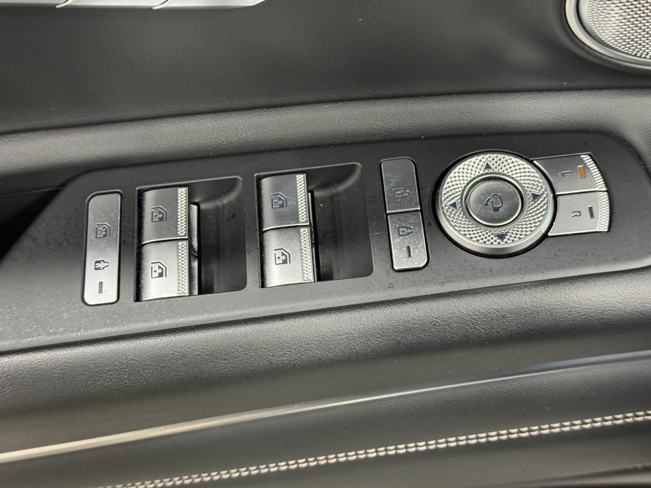 Genesis GV80 Vehicle Full-screen Gallery Image 24