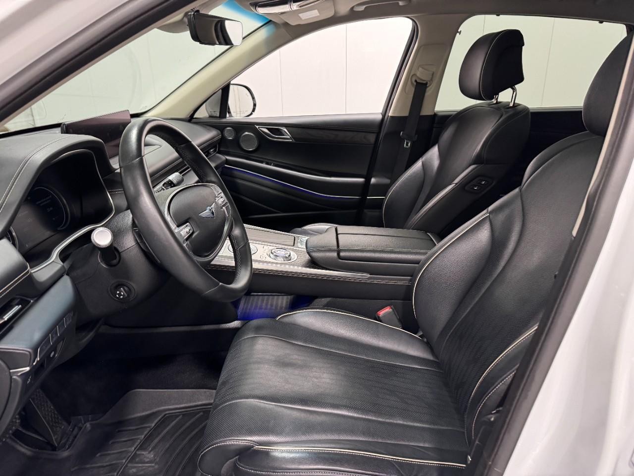 Genesis GV80 Vehicle Full-screen Gallery Image 26