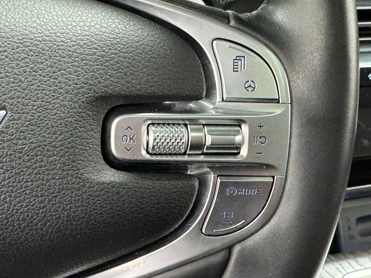 Genesis GV80 Vehicle Full-screen Gallery Image 31