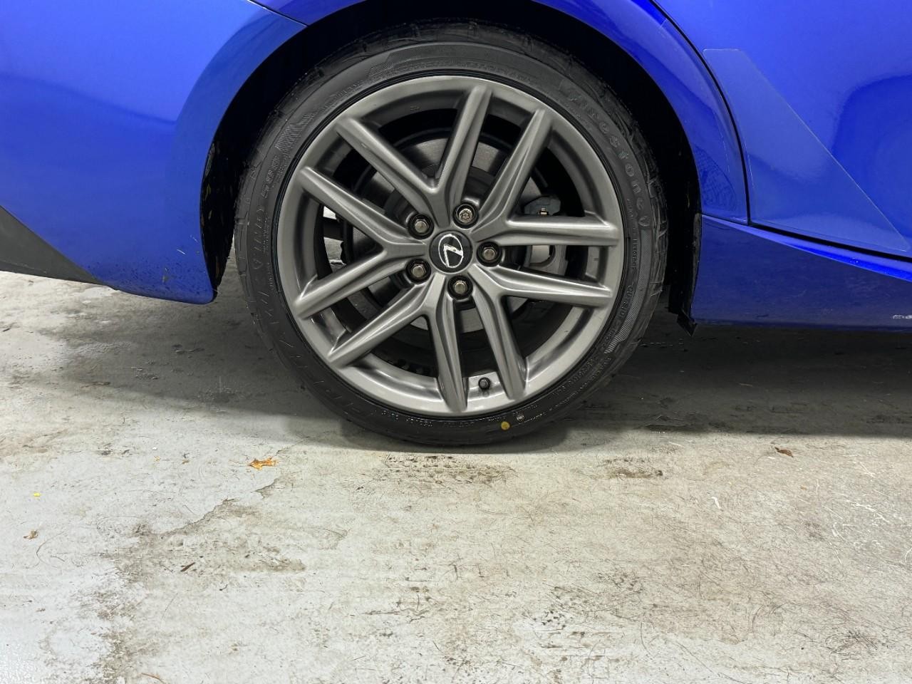 Lexus IS Vehicle Full-screen Gallery Image 5