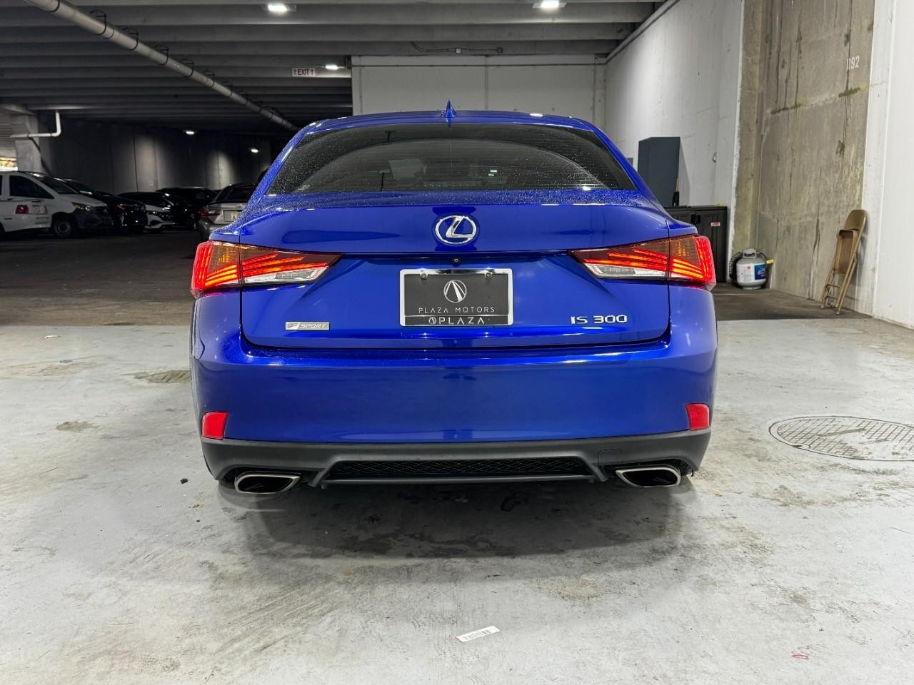 Lexus IS Vehicle Full-screen Gallery Image 9