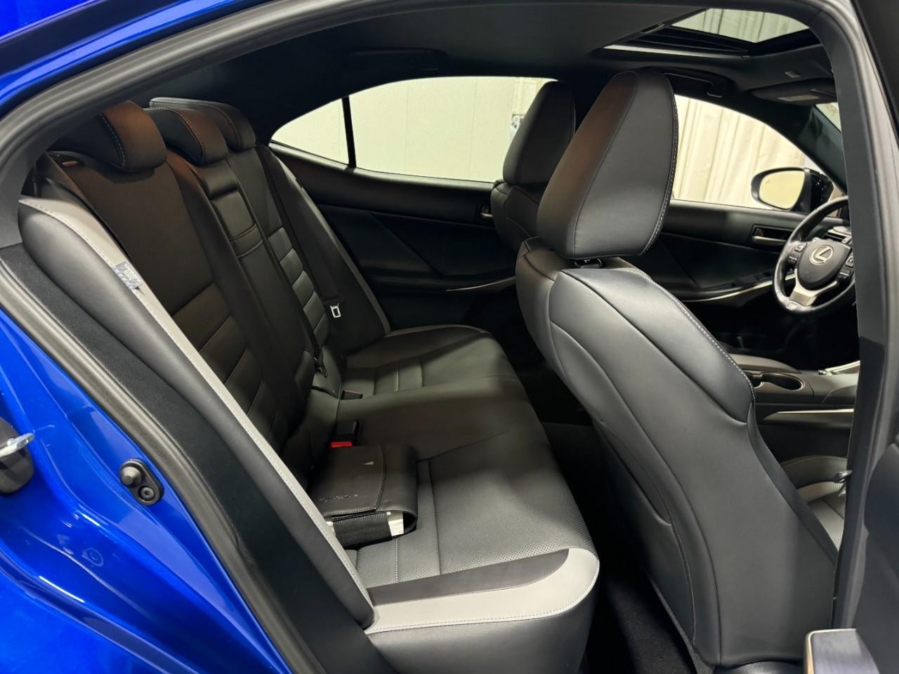 Lexus IS Vehicle Full-screen Gallery Image 10