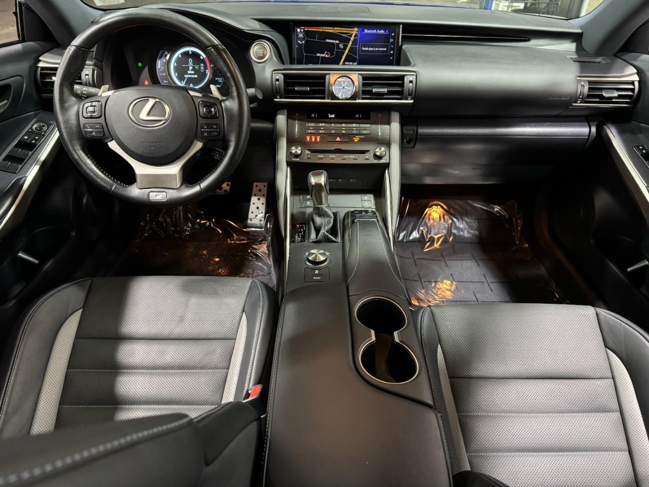 Lexus IS Vehicle Full-screen Gallery Image 12