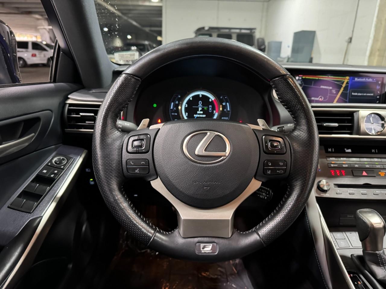 Lexus IS Vehicle Full-screen Gallery Image 13