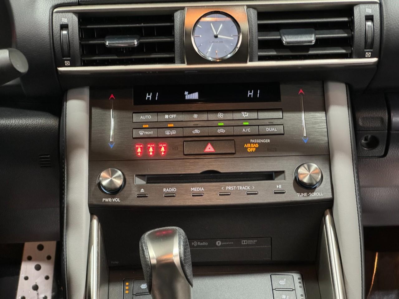 Lexus IS Vehicle Full-screen Gallery Image 15