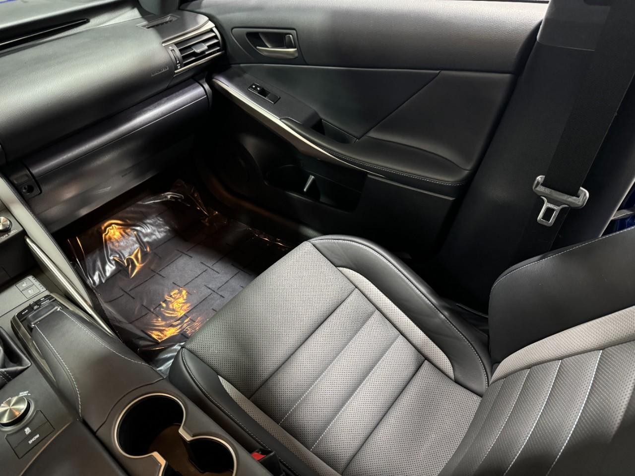 Lexus IS Vehicle Full-screen Gallery Image 17