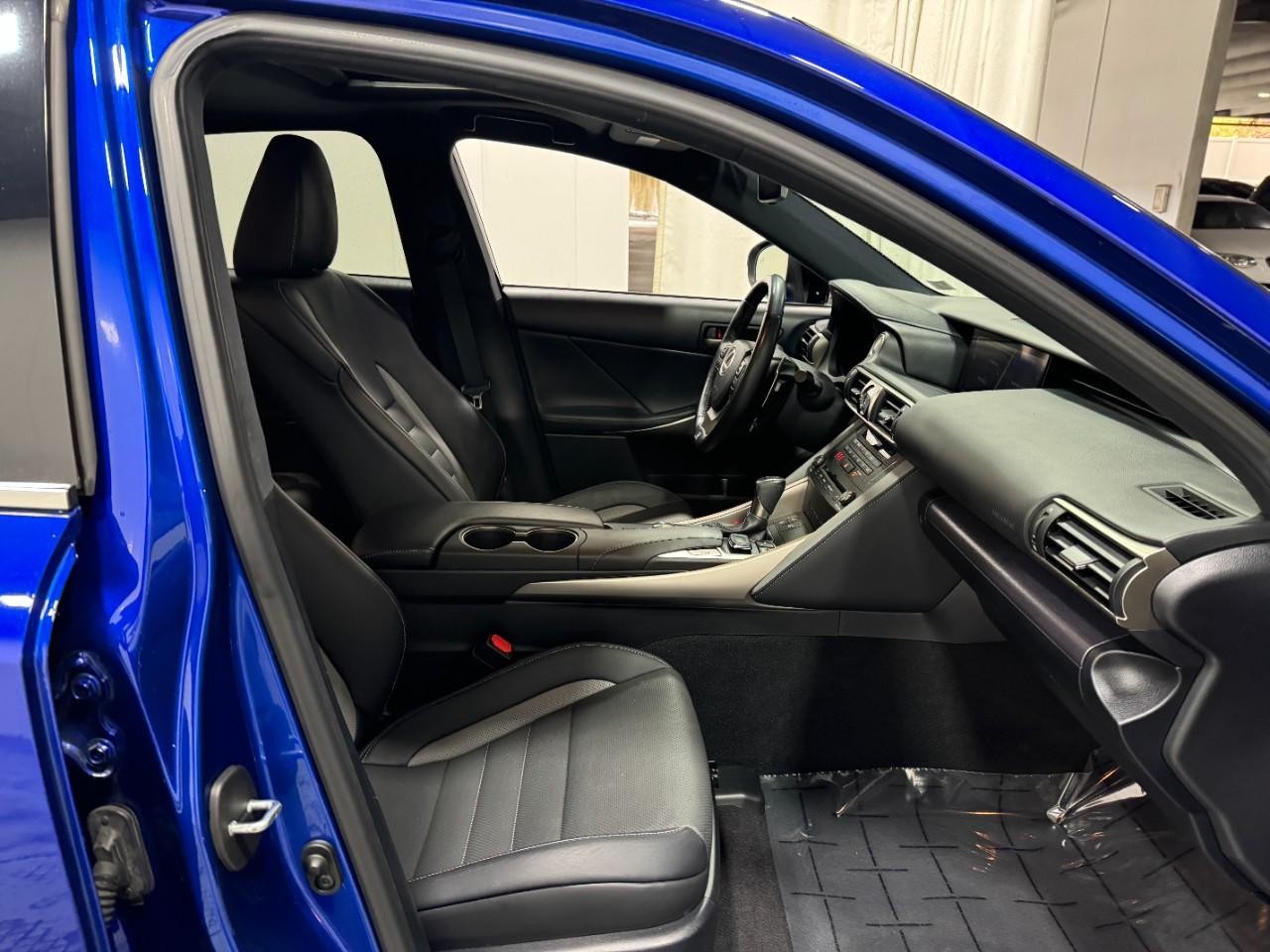 Lexus IS Vehicle Full-screen Gallery Image 18