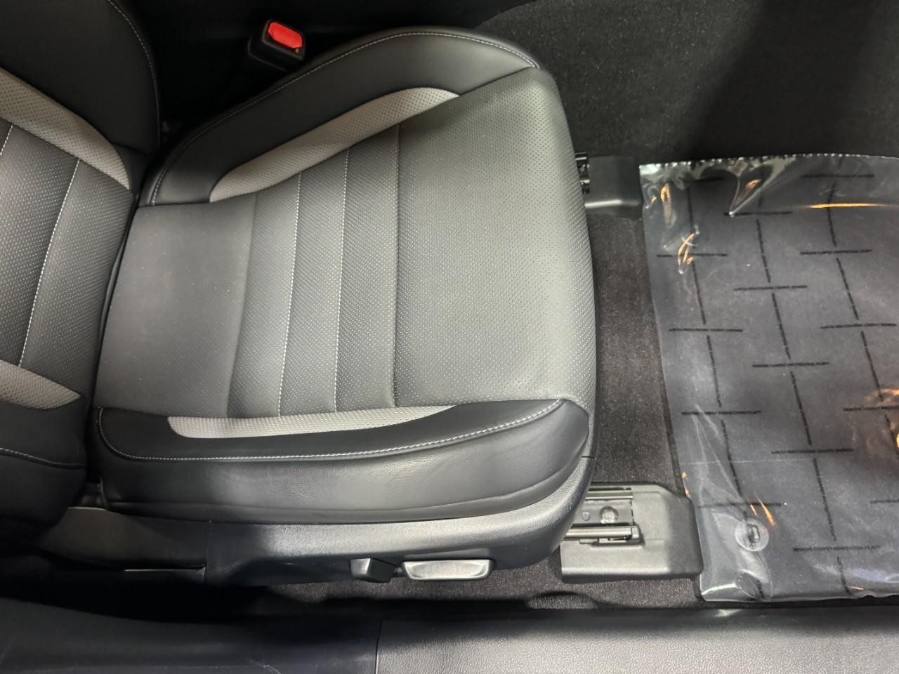 Lexus IS Vehicle Full-screen Gallery Image 19