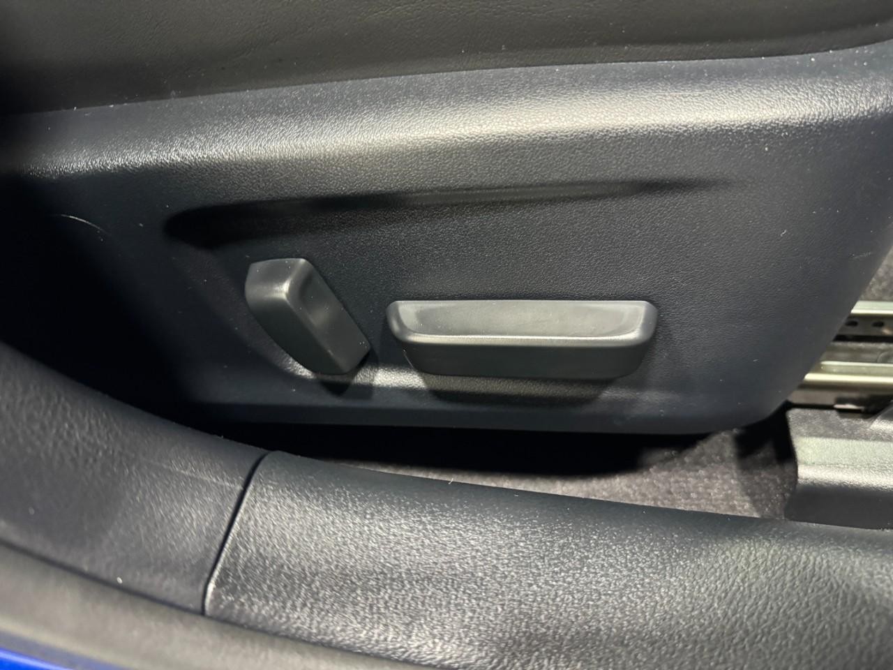 Lexus IS Vehicle Full-screen Gallery Image 20