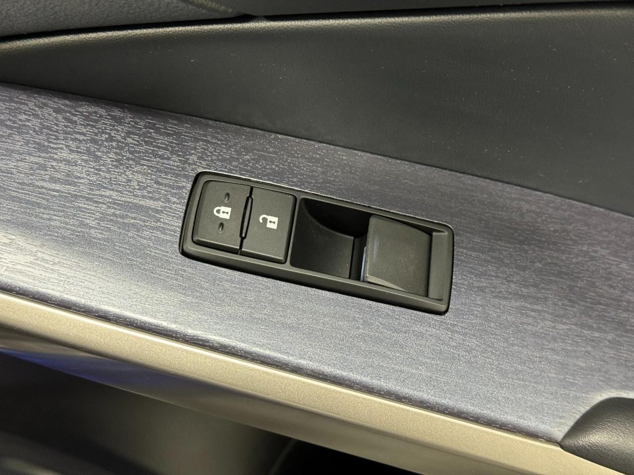 Lexus IS Vehicle Full-screen Gallery Image 21