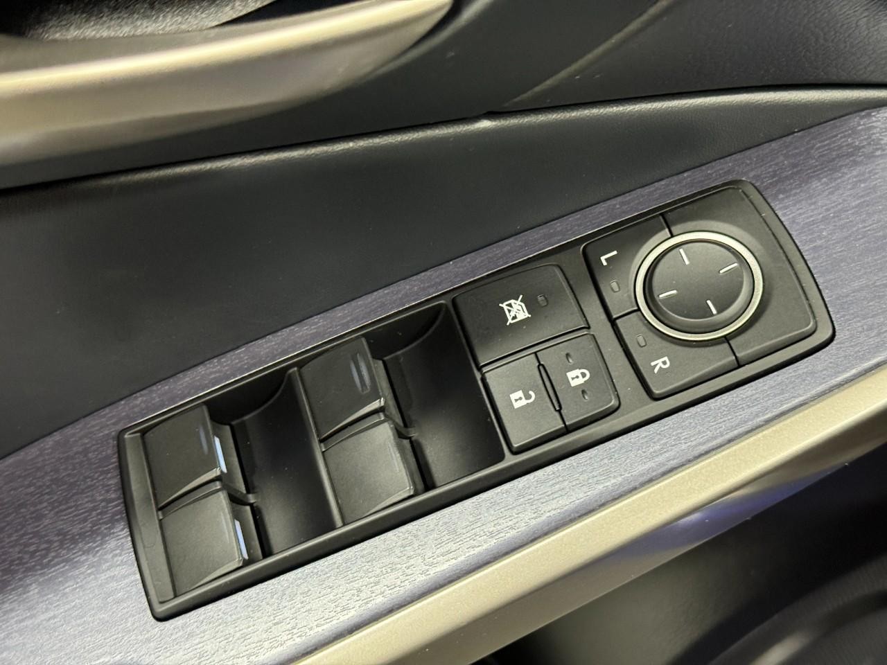 Lexus IS Vehicle Full-screen Gallery Image 22