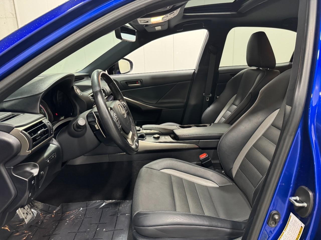 Lexus IS Vehicle Full-screen Gallery Image 23