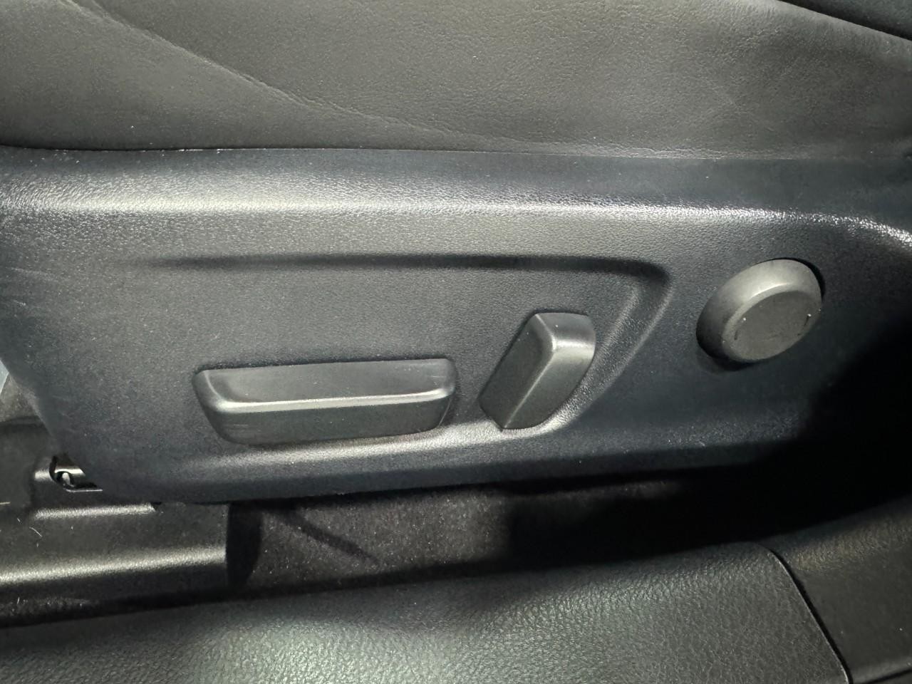 Lexus IS Vehicle Full-screen Gallery Image 25