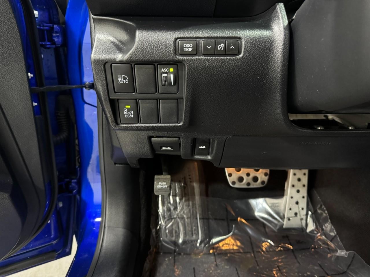 Lexus IS Vehicle Full-screen Gallery Image 26