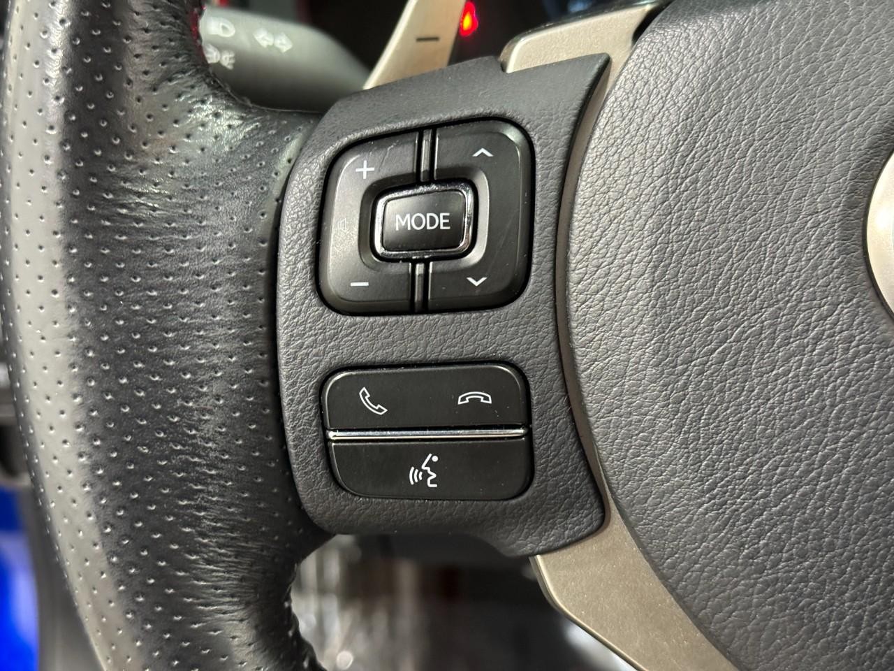 Lexus IS Vehicle Full-screen Gallery Image 27