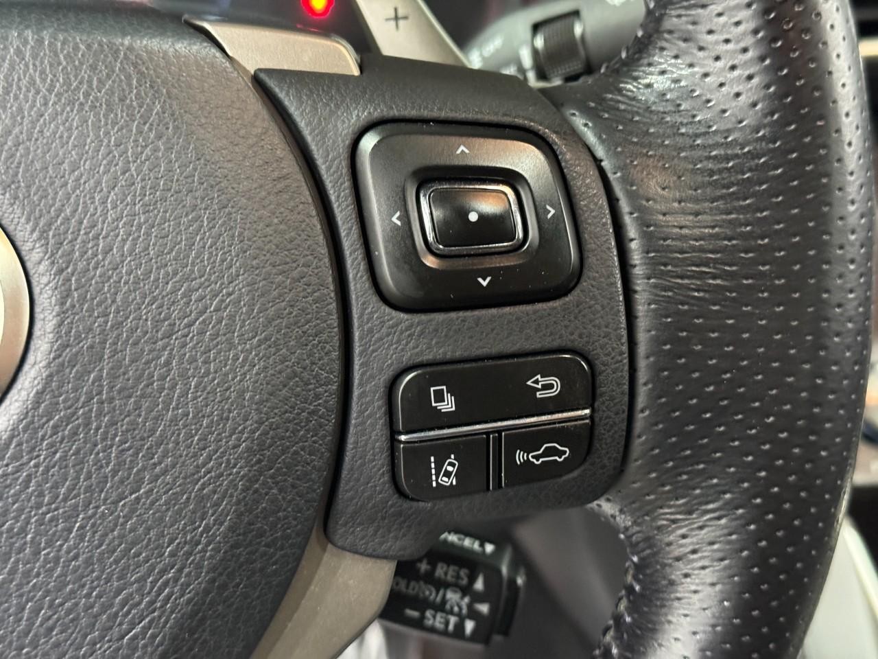 Lexus IS Vehicle Full-screen Gallery Image 28