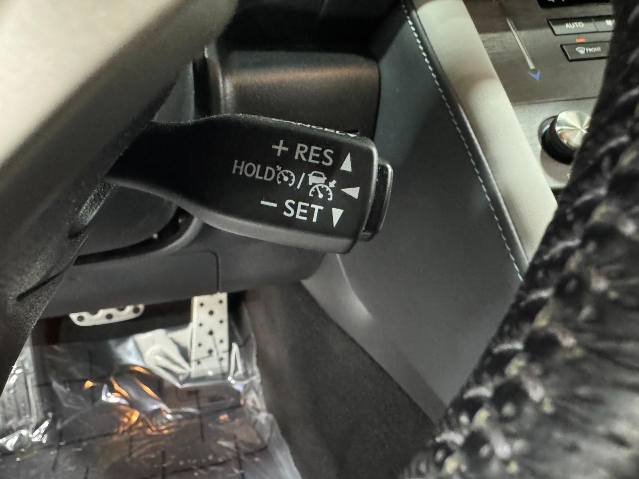 Lexus IS Vehicle Full-screen Gallery Image 29