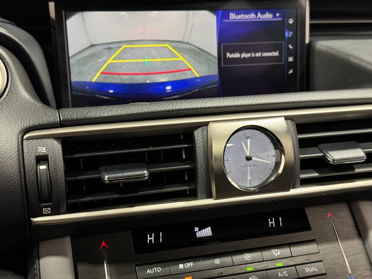 Lexus IS Vehicle Full-screen Gallery Image 31