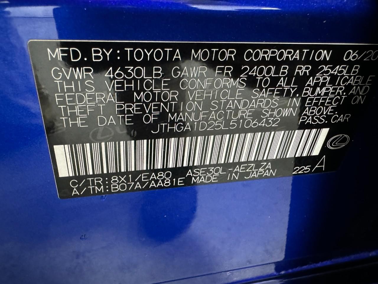 Lexus IS Vehicle Full-screen Gallery Image 32