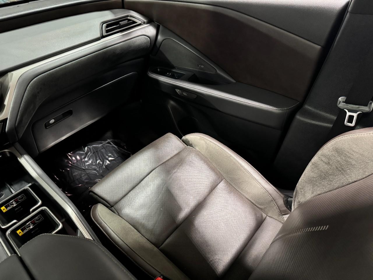 Lexus TX Vehicle Full-screen Gallery Image 19
