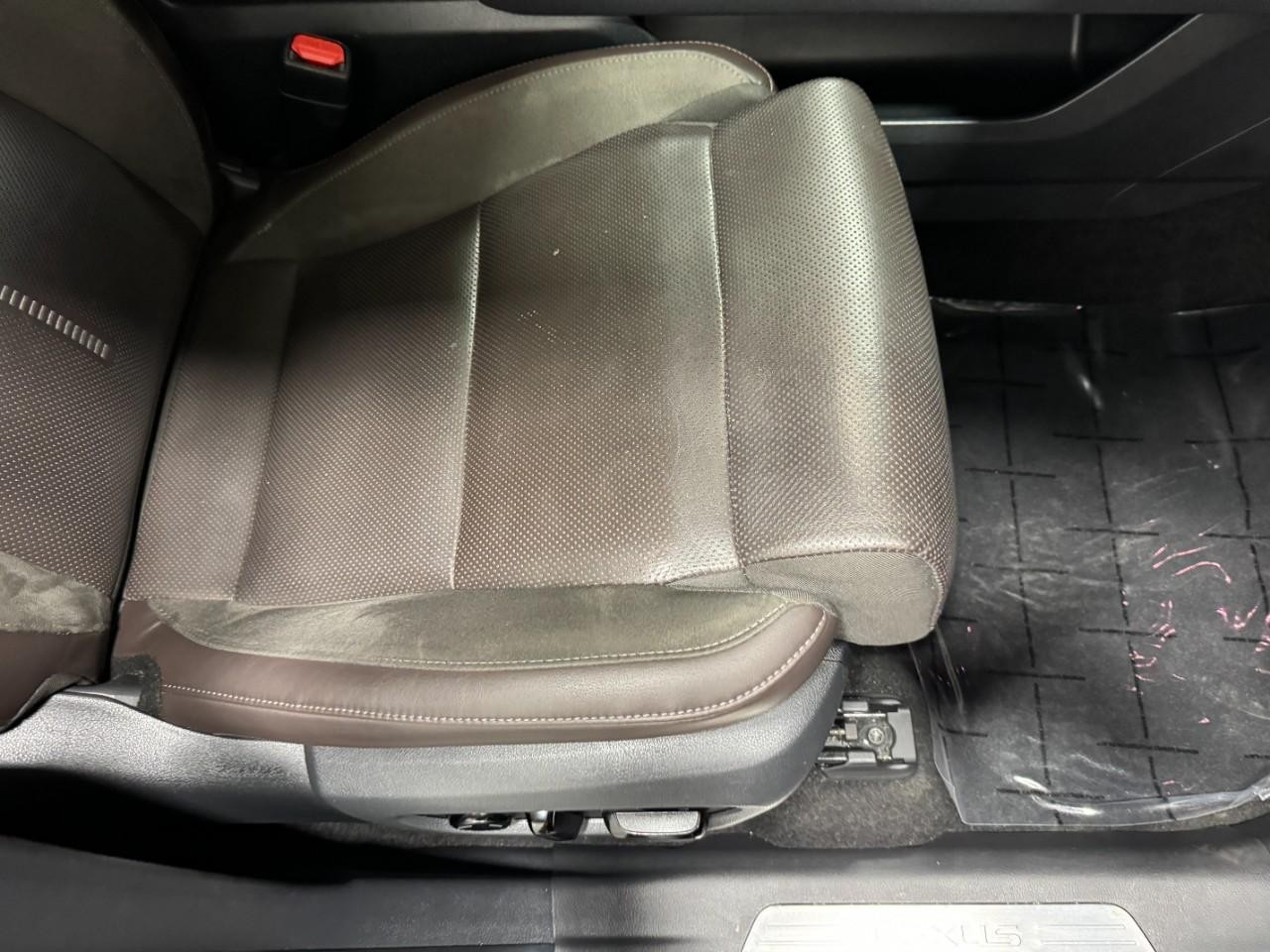 Lexus TX Vehicle Full-screen Gallery Image 21