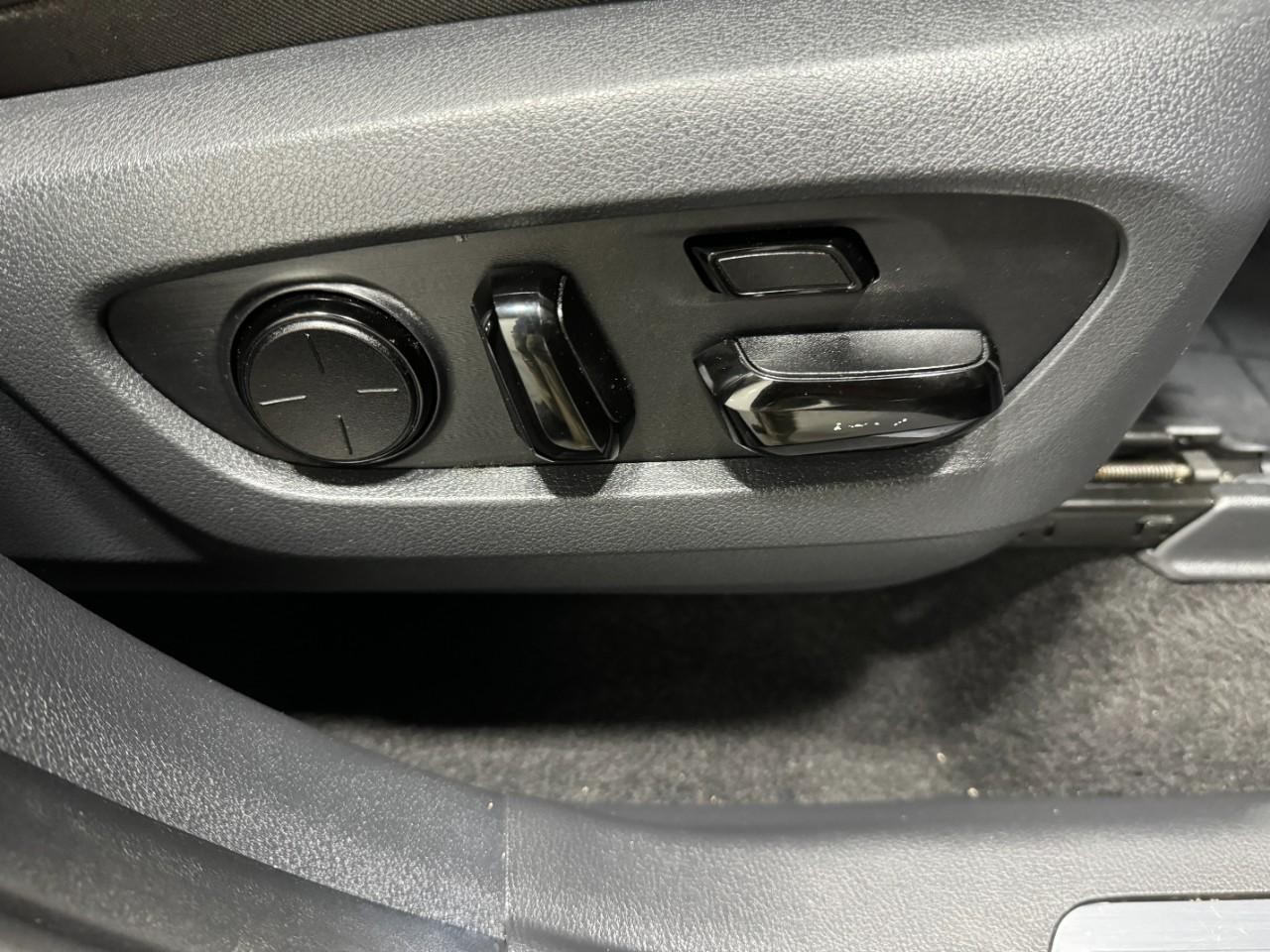 Lexus TX Vehicle Full-screen Gallery Image 22