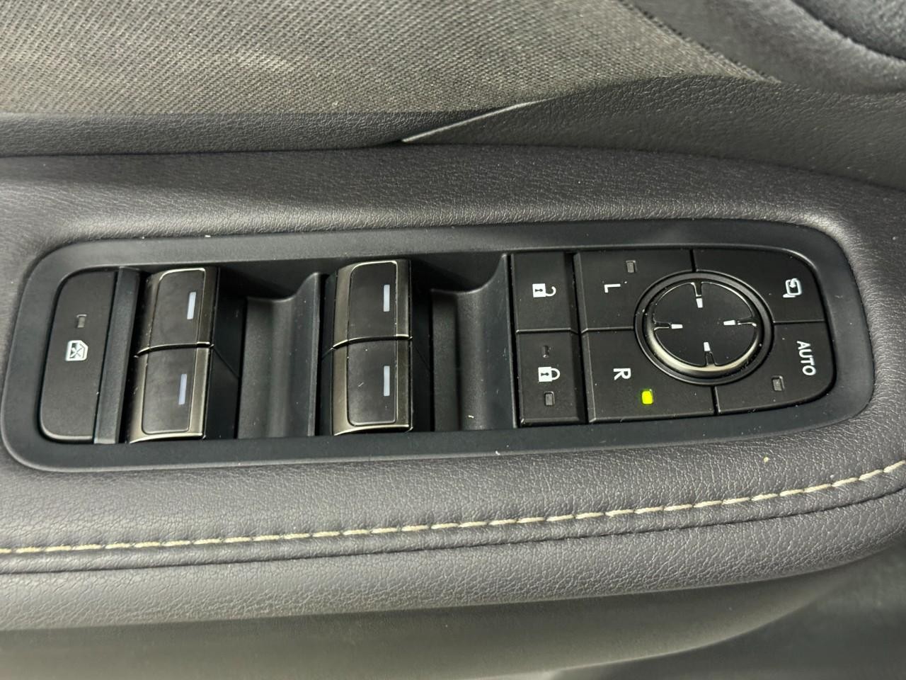 Lexus TX Vehicle Full-screen Gallery Image 25