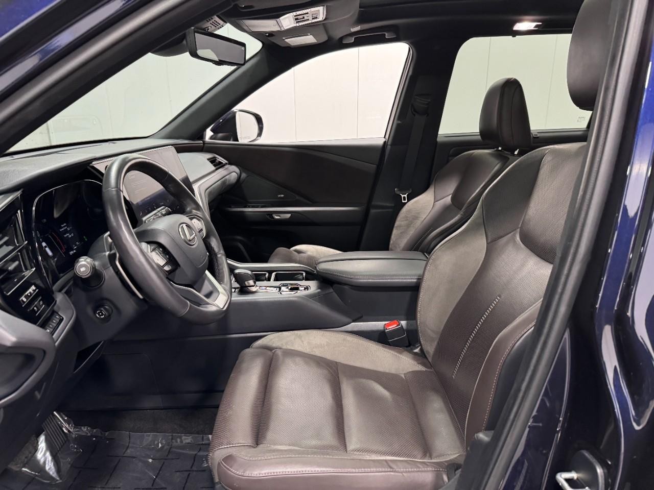 Lexus TX Vehicle Full-screen Gallery Image 26