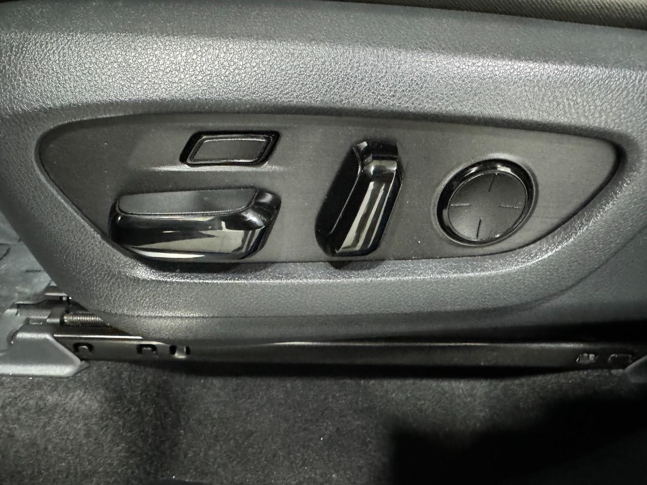 Lexus TX Vehicle Full-screen Gallery Image 28