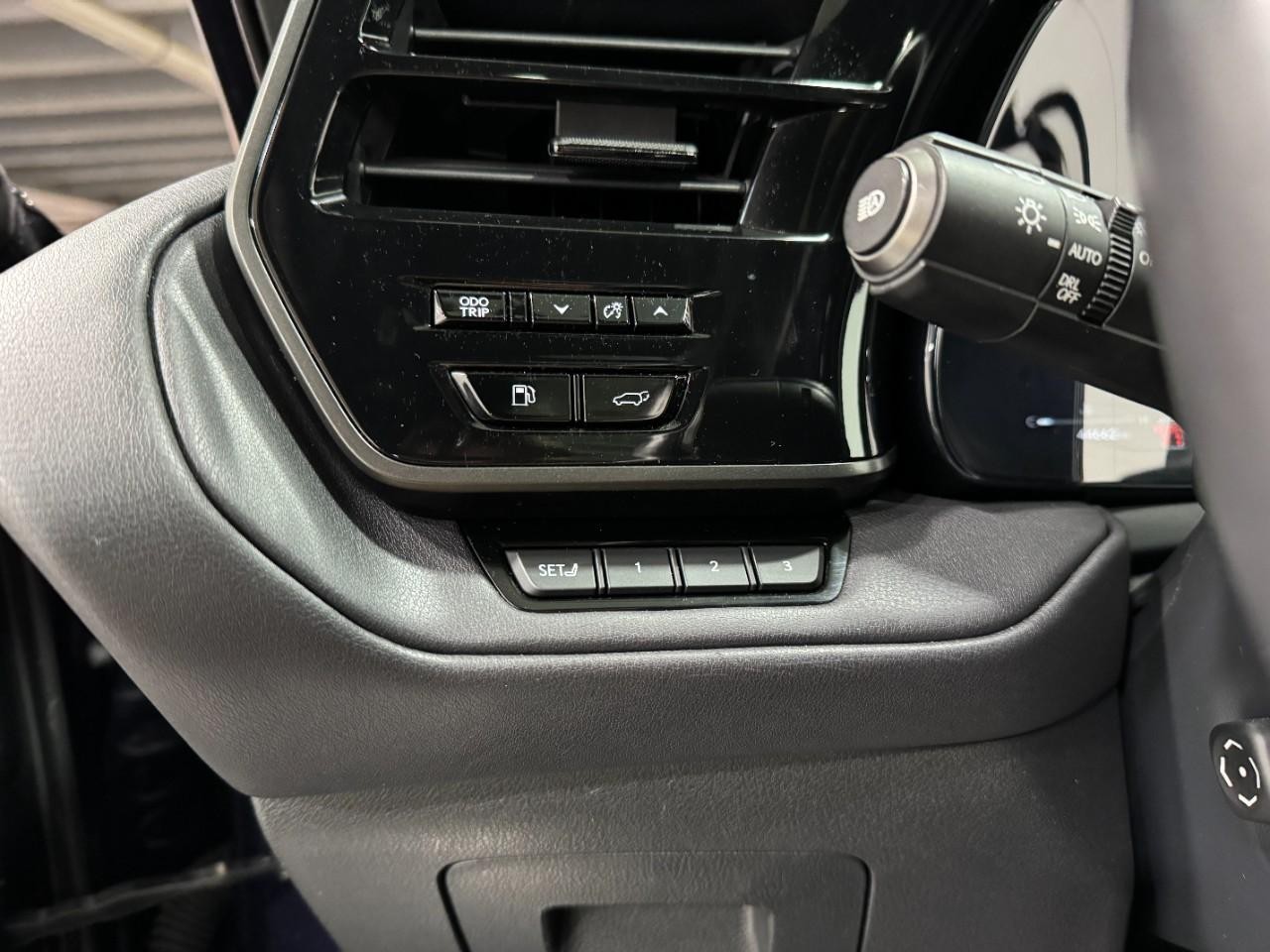 Lexus TX Vehicle Full-screen Gallery Image 29