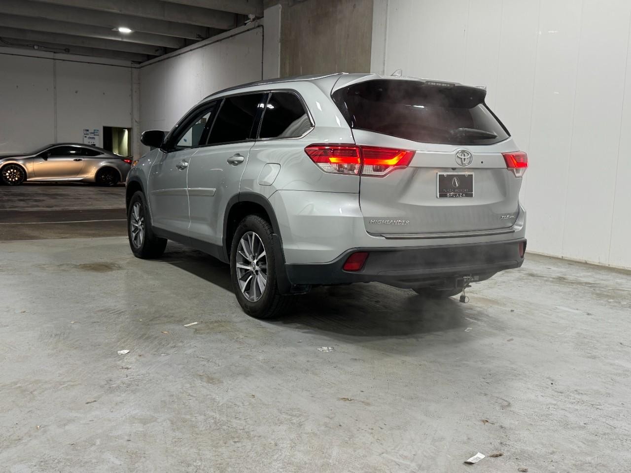 Toyota Highlander Vehicle Full-screen Gallery Image 3