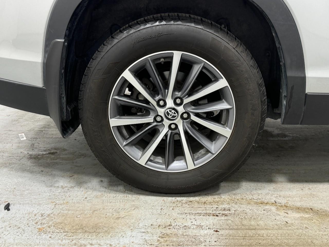 Toyota Highlander Vehicle Full-screen Gallery Image 5