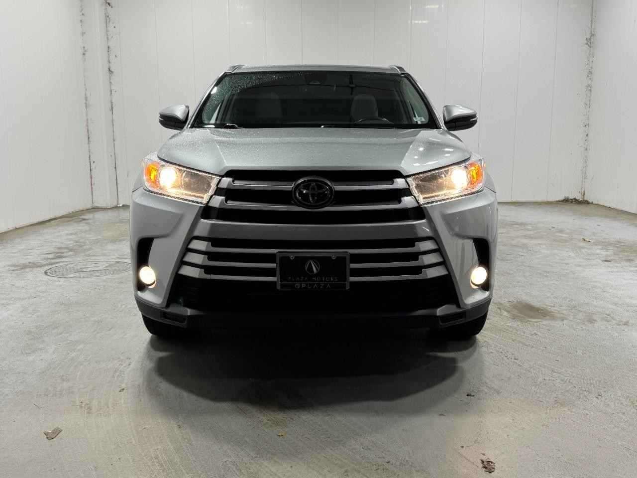 Toyota Highlander Vehicle Full-screen Gallery Image 7