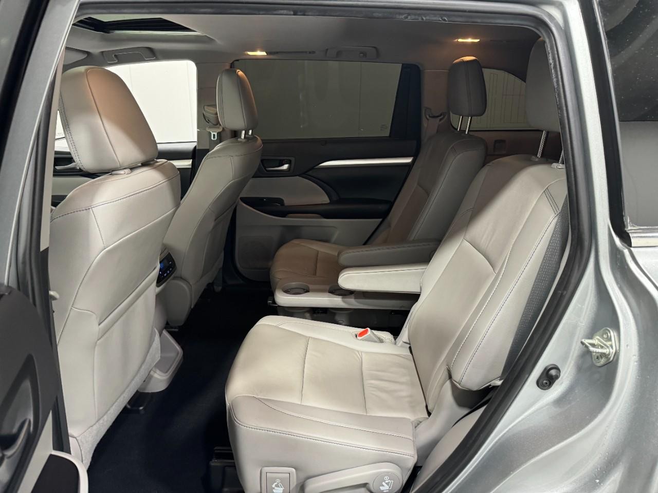 Toyota Highlander Vehicle Full-screen Gallery Image 9