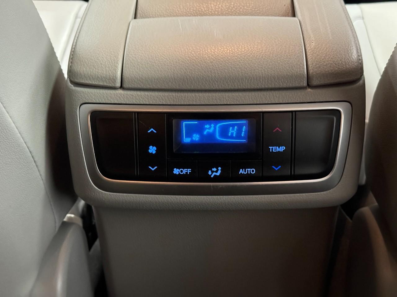 Toyota Highlander Vehicle Full-screen Gallery Image 13