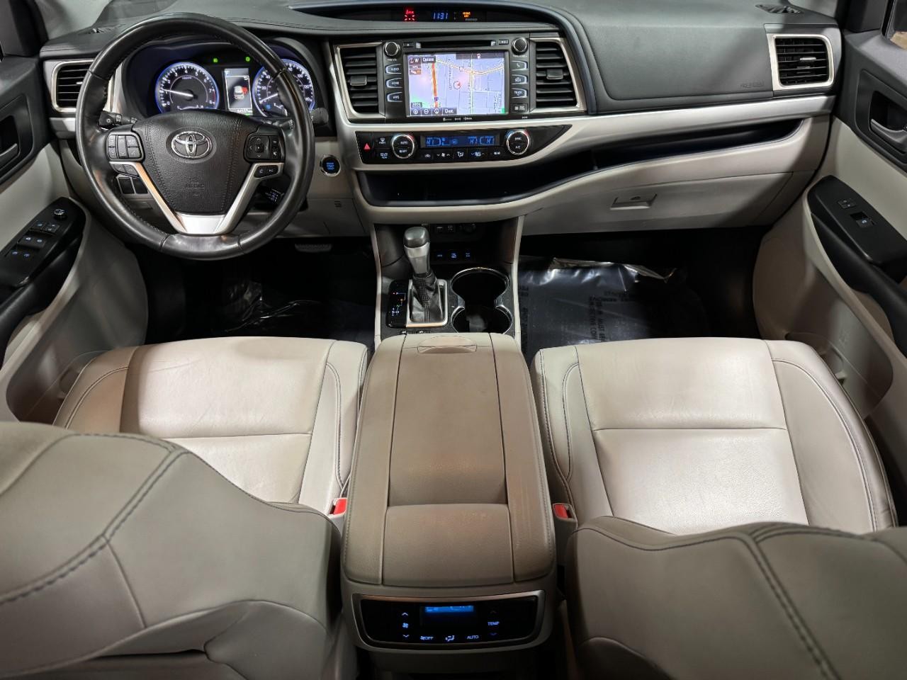 Toyota Highlander Vehicle Full-screen Gallery Image 15